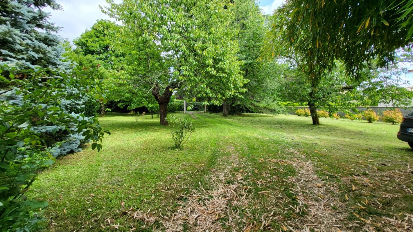 MUSSIDAN Proche Mussidan grande maison de 186 m² avec dépendances sur parcelle de 2360m² 3