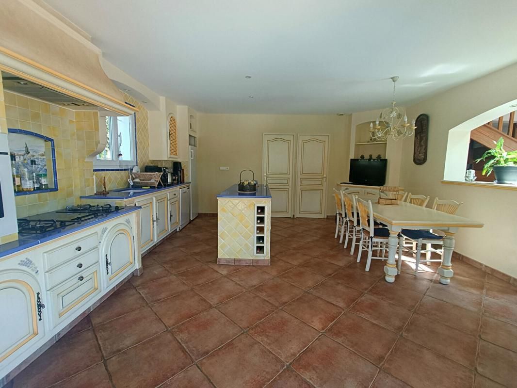 CUERS À Vendre, exceptionnel, en exclusivité, Maison Familiale de 205 m² avec Piscine à Débordement et Terrain Boisé de 13000 m² 4