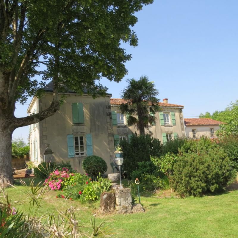 FOUSSAIS-PAYRE Maison de Maître , dépendance et jardin remarquable 2