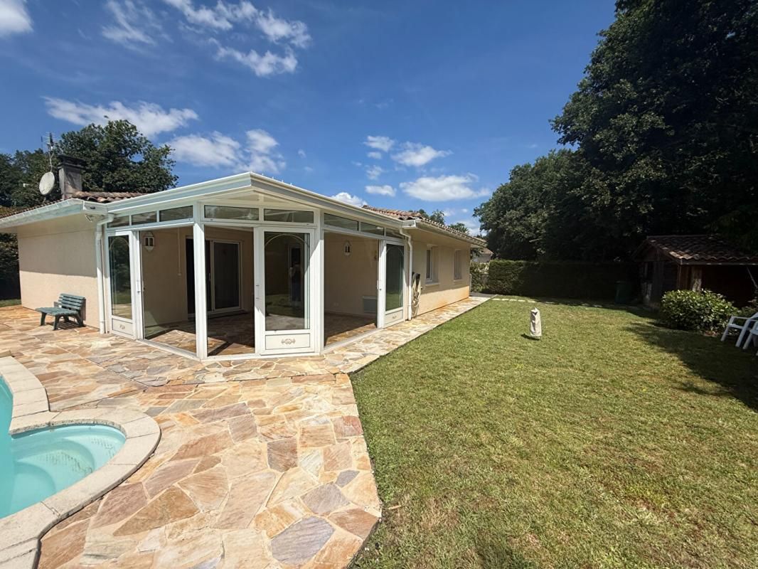 PESSAC MAISON 3CH SUR 800M² DE TERRAIN VERANDA PISCINE GARAGE 2