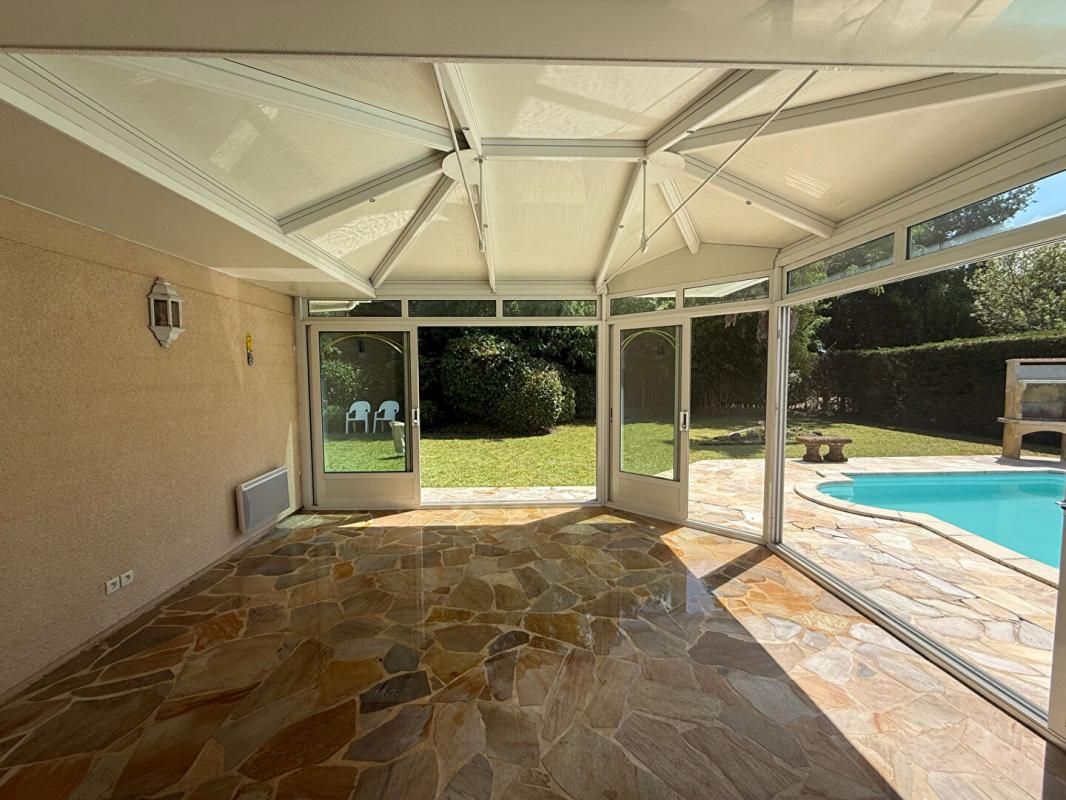 PESSAC MAISON 3CH SUR 800M² DE TERRAIN VERANDA PISCINE GARAGE 4