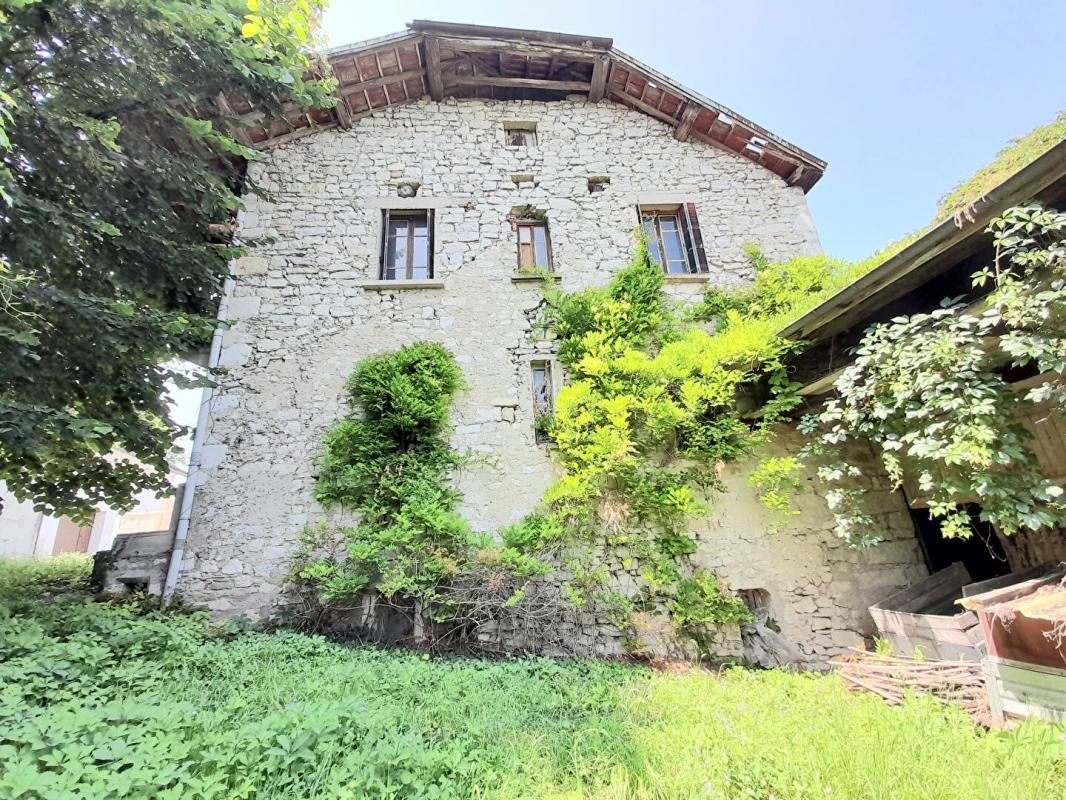 MAGNIEU Maison en pierre à Magnieu 2