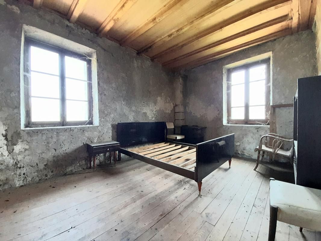 MAGNIEU Maison en pierre à Magnieu 4