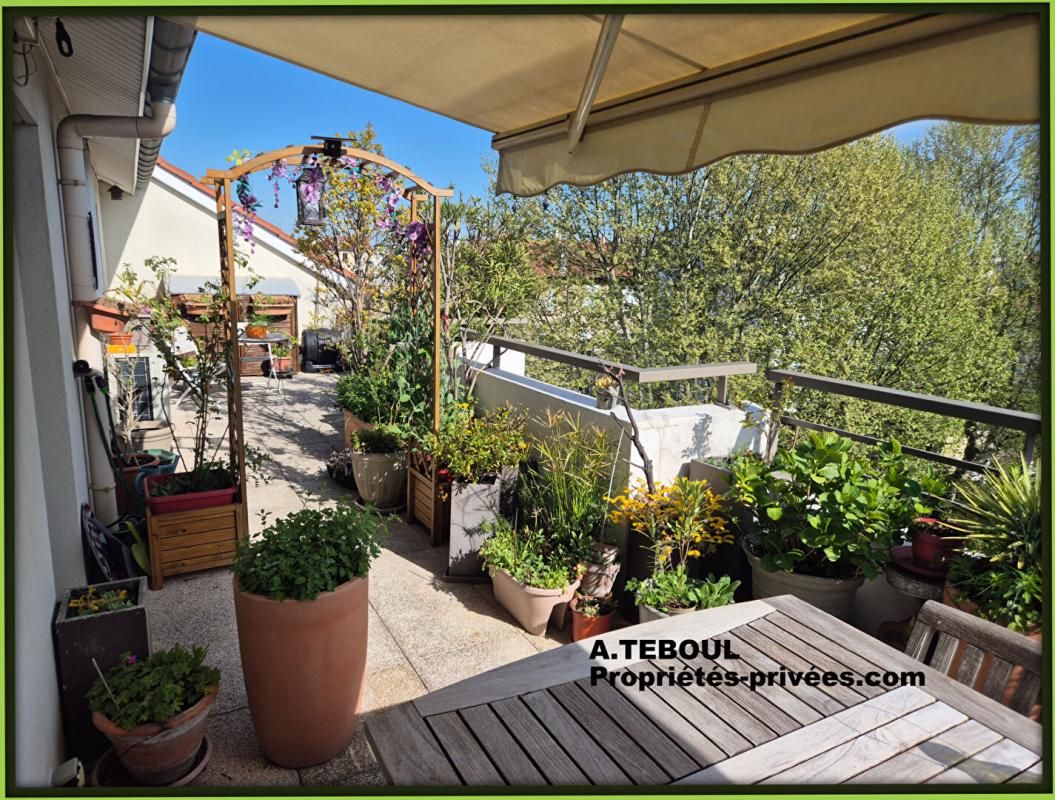 VILLEURBANNE DERNIER ETAGE DE 126M² AVEC TERRASSE DE 35M² CIEL OUVERT SUR VILLEURBANNE "GRATTE CIEL NORD" 2