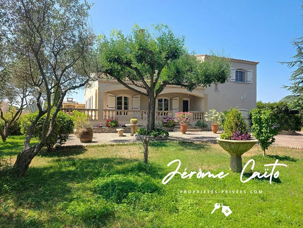 REDESSAN Maison Redessan 6 pièce(s) 178 m2 - 3 Chambres - Piscine - Pool house - Garage 2