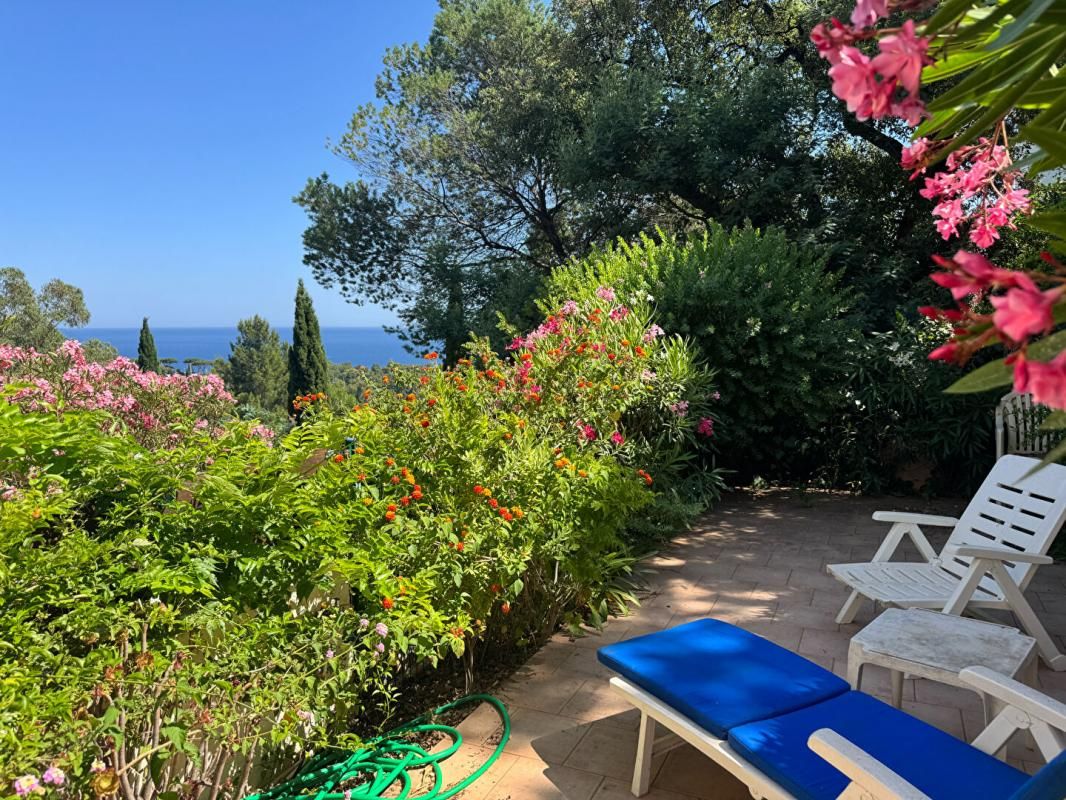 Mazet trois pièces à vendre aperçu mer à la fossette au lavandou