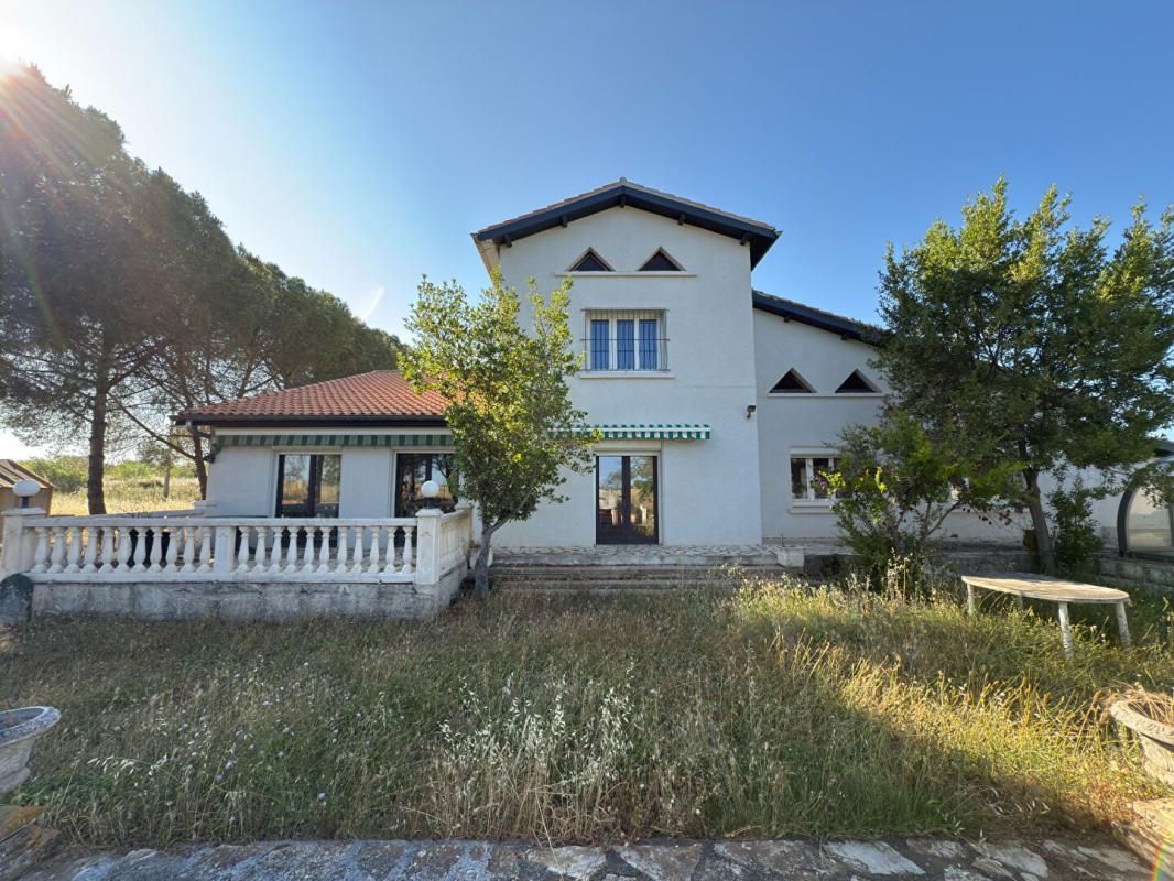 Villa d'architecte avec piscine et grand parc arboré