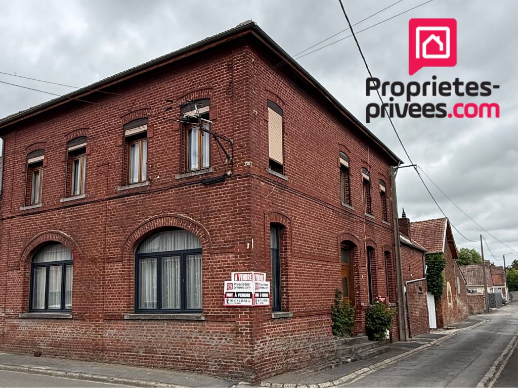 Ancien corps de ferme avec maison de maître de 236 m² habitables. Dépendances de 770m2, sur 1560m2 de terrain