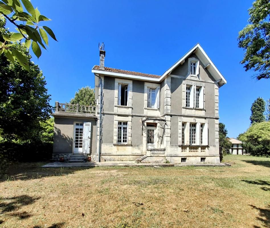 SAINT-CHRISTOLY-DE-BLAYE Rare à la vente: Ensemble immobilier avec 2 maisons sur parc arboré - Saint-Christoly-de-Blaye (33920) 1