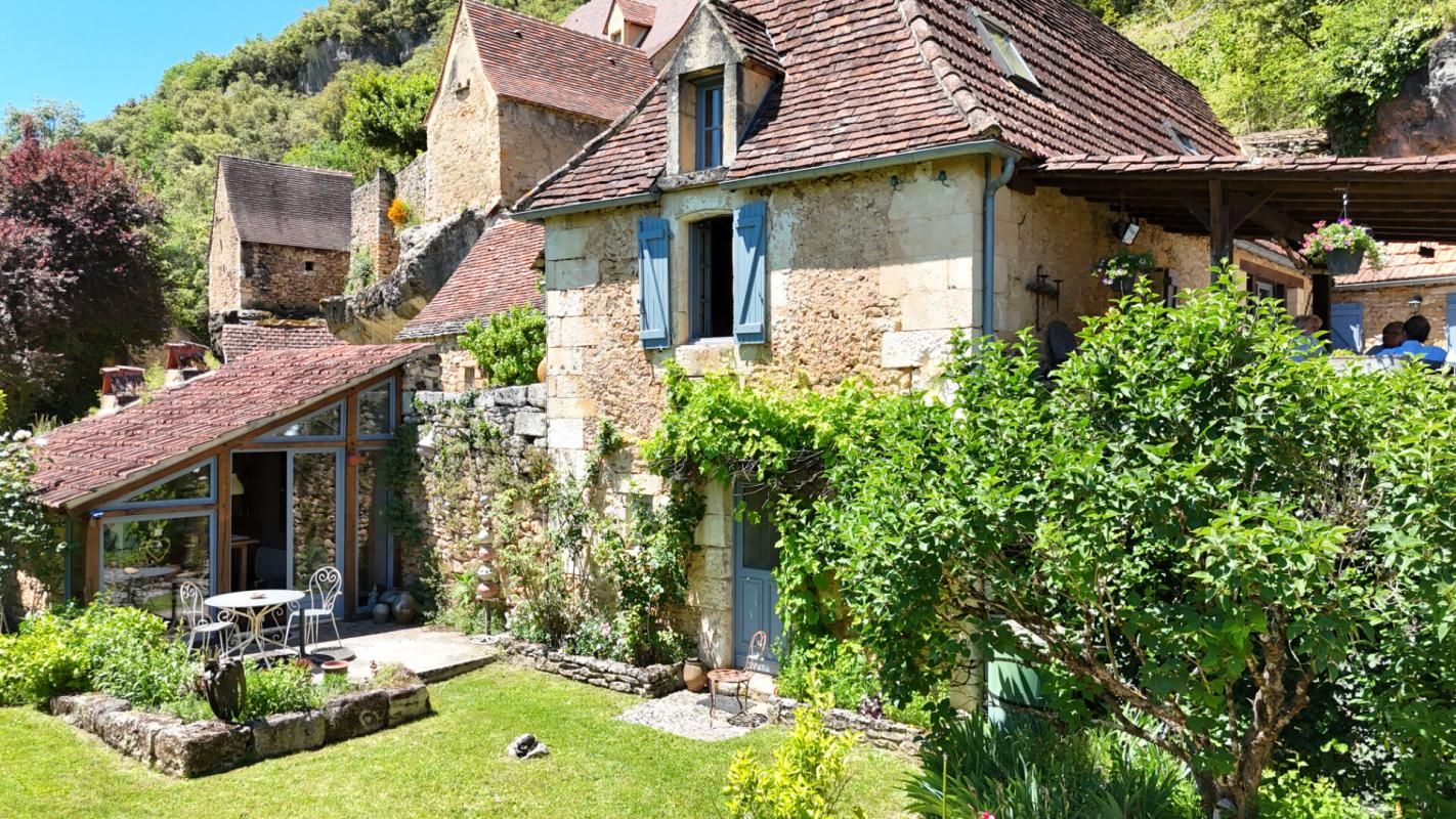 LES EYZIES-DE-TAYAC-SIREUIL Joli ensemble en pierre avec gîte et piscine 2