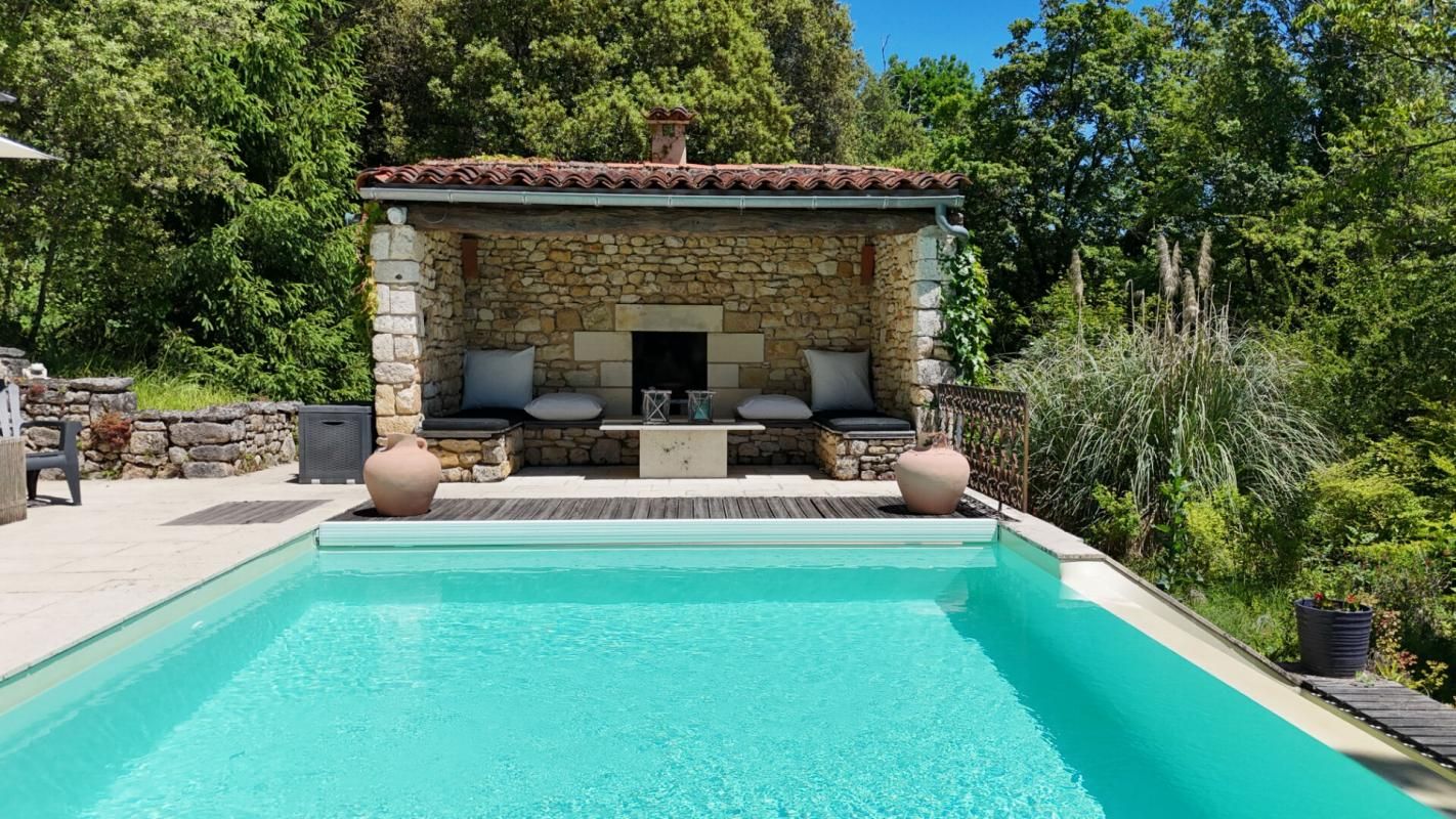 LES EYZIES-DE-TAYAC-SIREUIL Joli ensemble en pierre avec gîte et piscine 3
