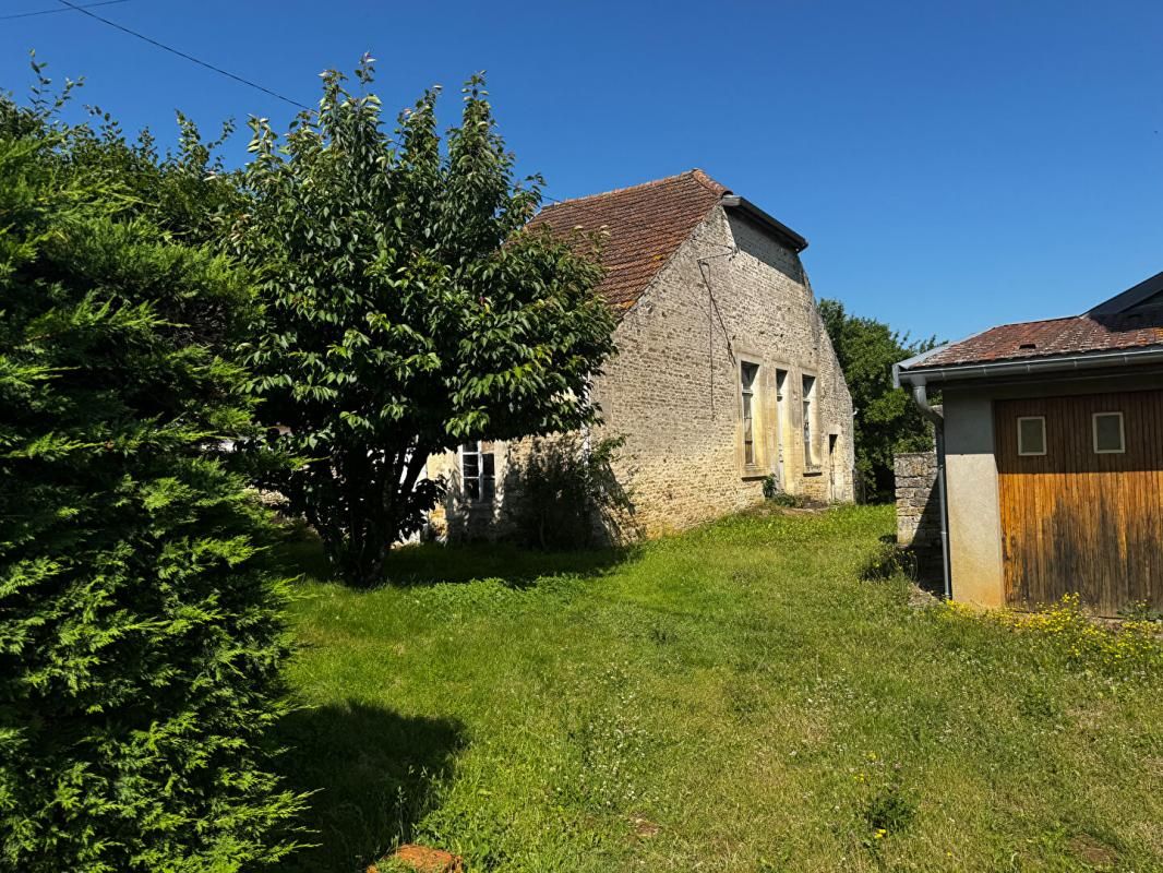SEMILLY Propriété de charme à Semilly, 6 pièces 160 m2 sur 12000 m² de terrain 2