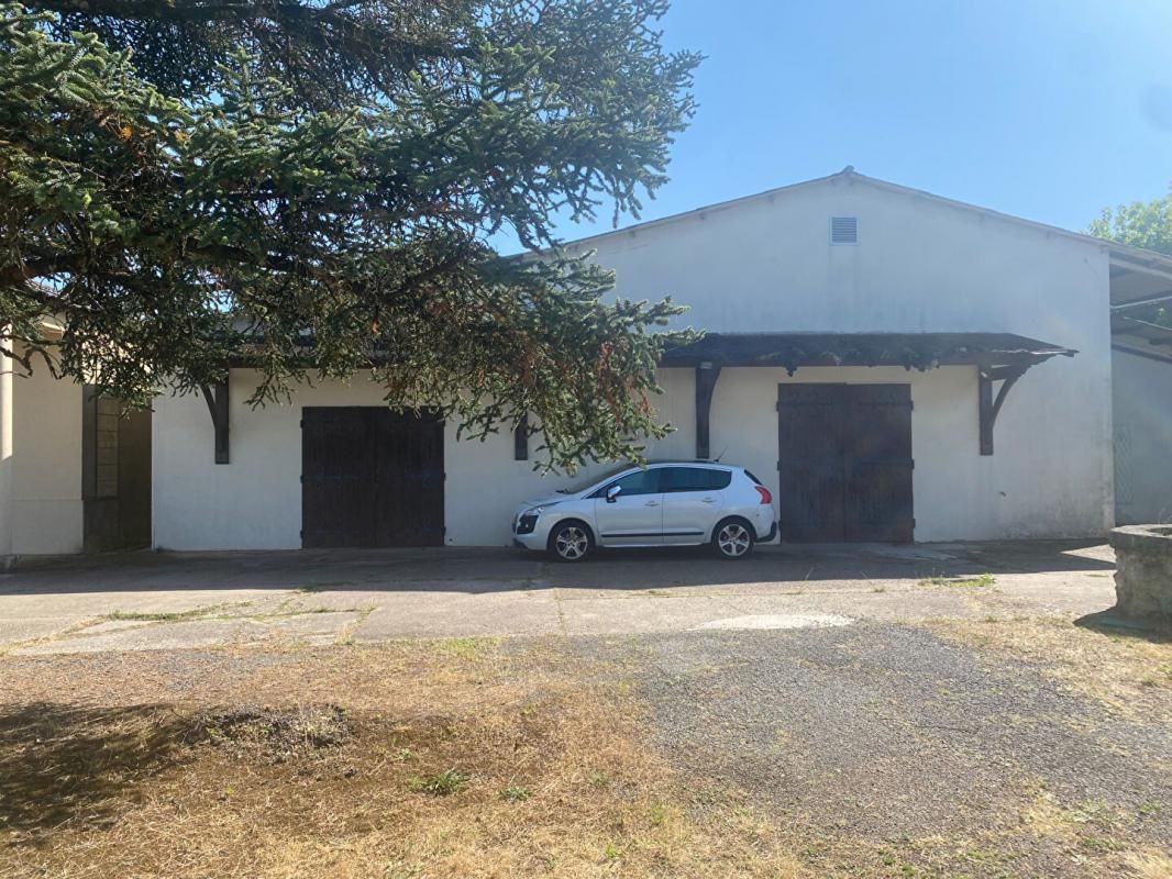 POMEROL Opportunité unique à Pomerol : un ensemble immobilier rare 3