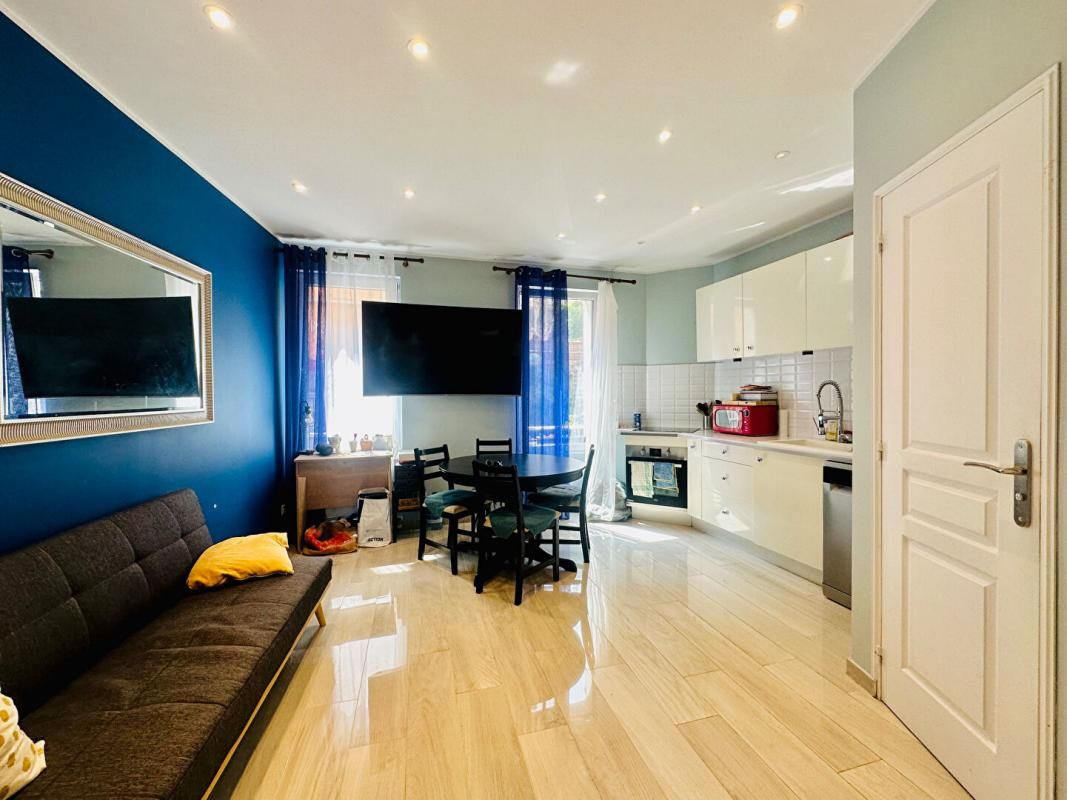 GRASSE Appartement traversant rénové Grasse 2 pièces 37m2 balcon vue dégagée 1