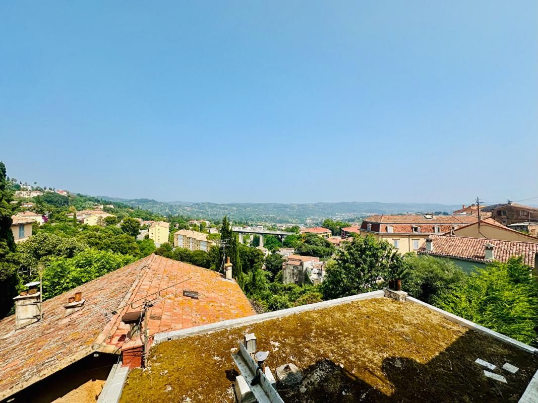 GRASSE Appartement traversant rénové Grasse 2 pièces 37m2 balcon vue dégagée 2