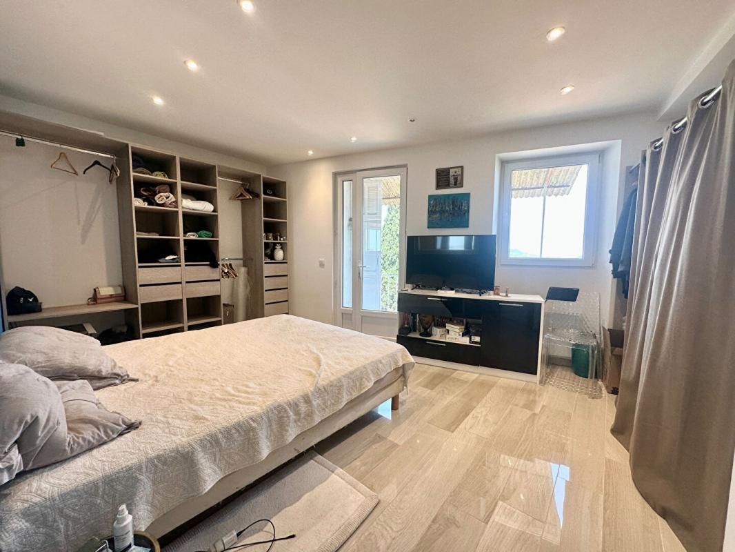 GRASSE Appartement traversant rénové Grasse 2 pièces 37m2 balcon vue dégagée 3