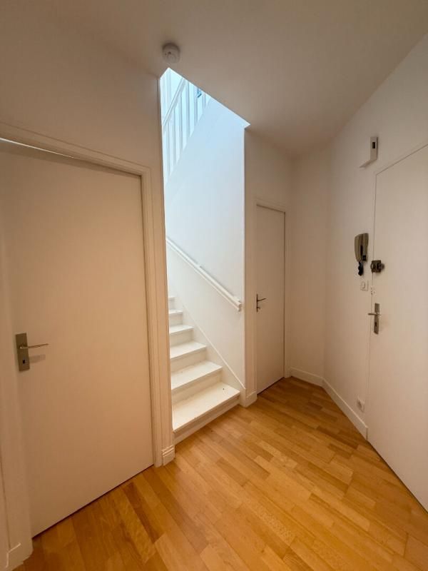 VANNES DUPLEX T4 de 88,77 M² VANNES LE PORT avec ascenseur, balcon/loggia, cave et parking couvert. Emplacement premium 4