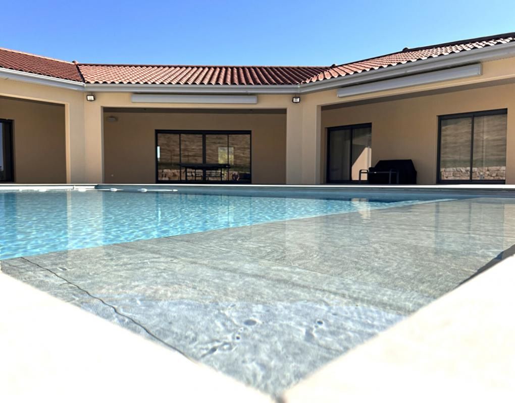CHAMELET EXCEPTIONNEL . CHAMELET. Villa de 300m2 sur terrain de 3291 m2 3