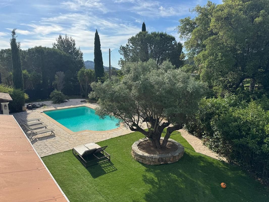 CARQUEIRANNE Carqueiranne Maison T4 - 145 m2 sur un terrain de 800m² avec piscine 1
