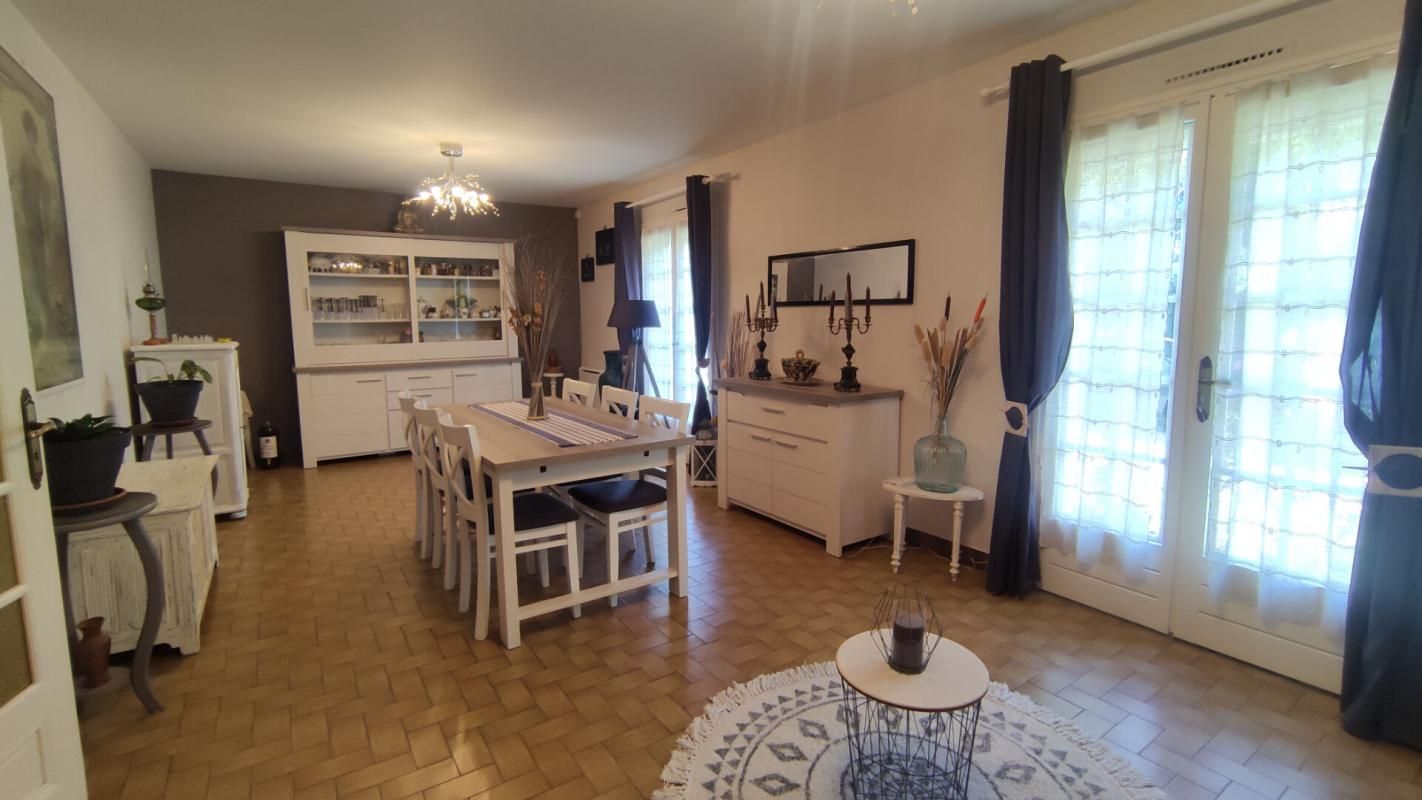 VIRAZEIL Maison de 148m² avec 4 chambres, piscine et dépendances 4