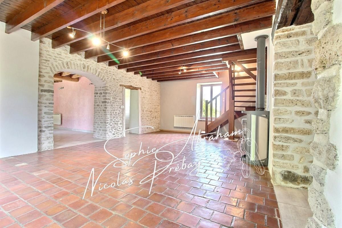 ANGERVILLE Maison en pierres à la campagne, 4 chambres avec cour et jardin 3