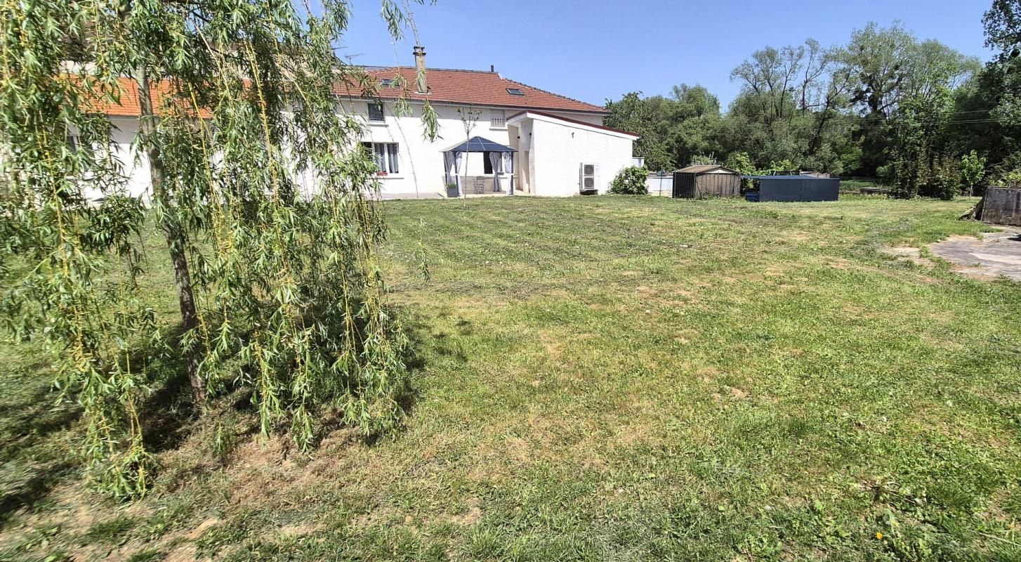 SAINT-DIZIER Belle Maison Individuelle de 162 m² Rénovée entièrement avec, Portail automatisé, Interphone-visio, Cour, Terrasses et Terrain clos et arboré de 1358 m² 2