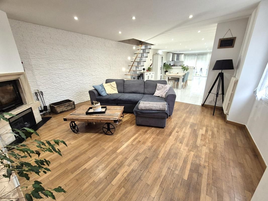 SAINT-DIZIER Belle Maison Individuelle de 162 m² Rénovée entièrement avec, Portail automatisé, Interphone-visio, Cour, Terrasses et Terrain clos et arboré de 1358 m² 3