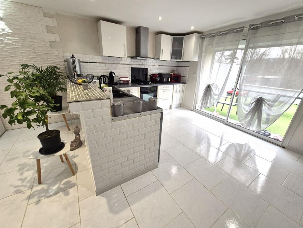 SAINT-DIZIER Belle Maison Individuelle de 162 m² Rénovée entièrement avec, Portail automatisé, Interphone-visio, Cour, Terrasses et Terrain clos et arboré de 1358 m² 4