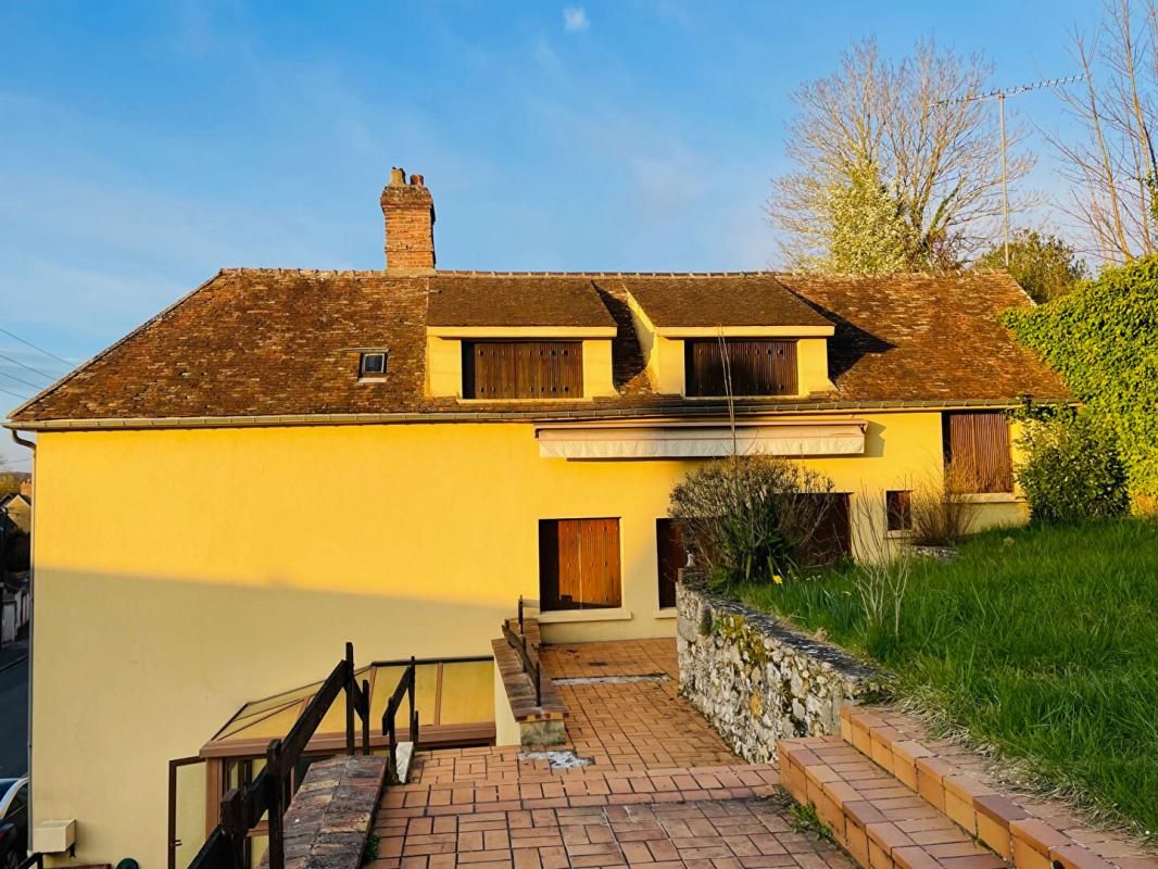 MAINTENON Maison 120 m2 à 5 min du centre de Maintenon 2700m2 terrain, garage et cave 2