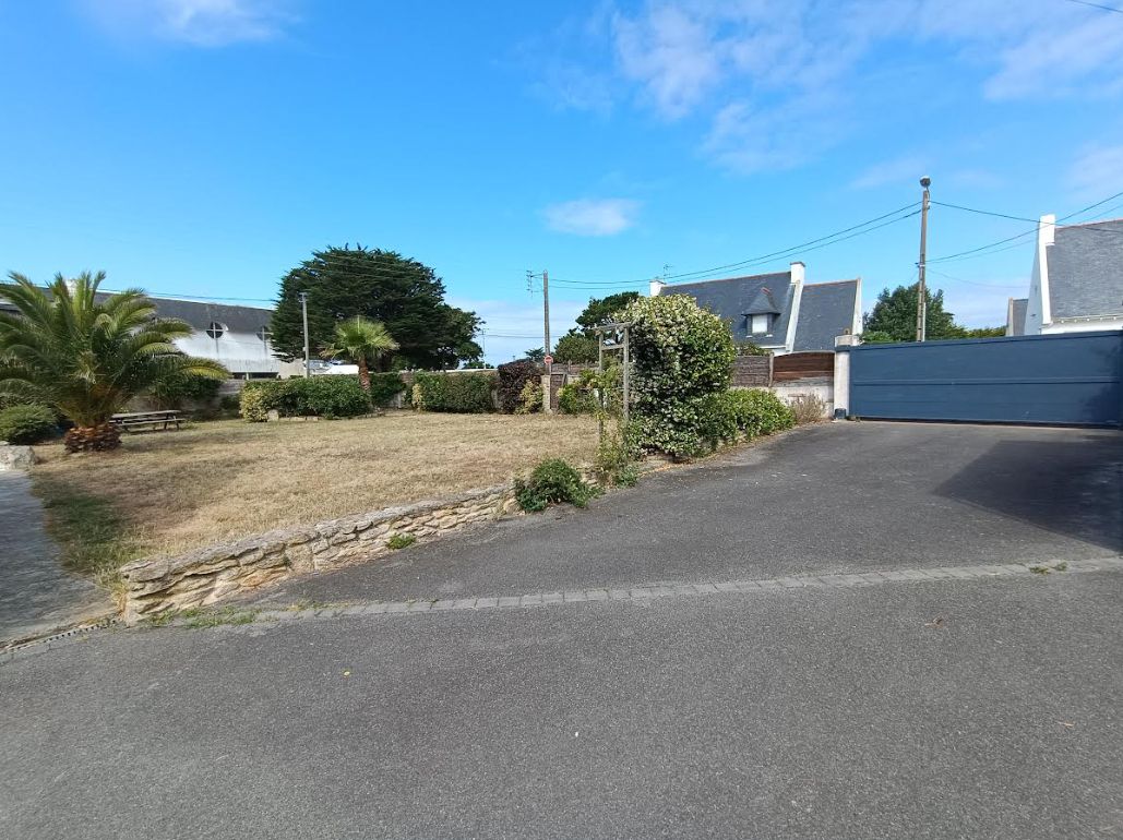 QUIBERON Terrain clos, plat et constructible, 600 m de la mer, tout à l'égout installé, portail , puits 3
