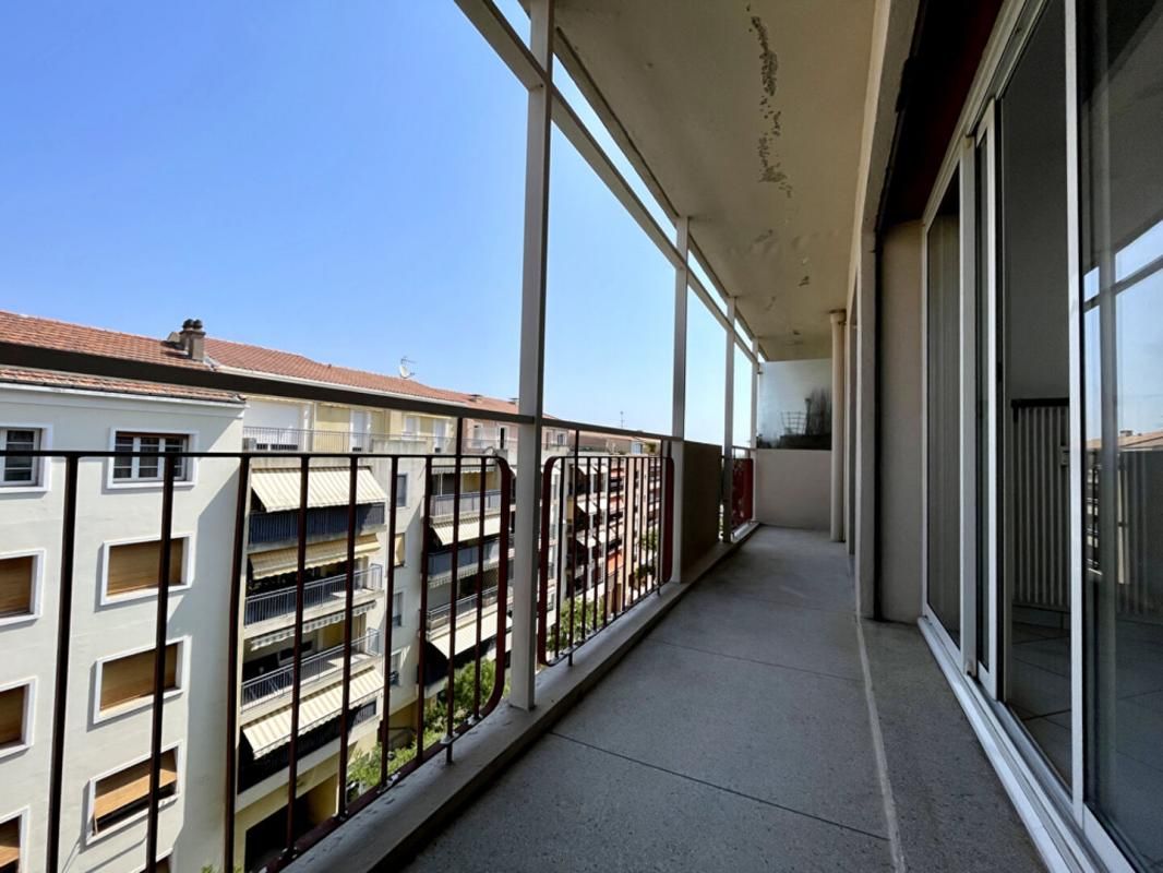 HYERES Appartement T2 en dernier étage - Hyper-centre-ville de Hyères 3