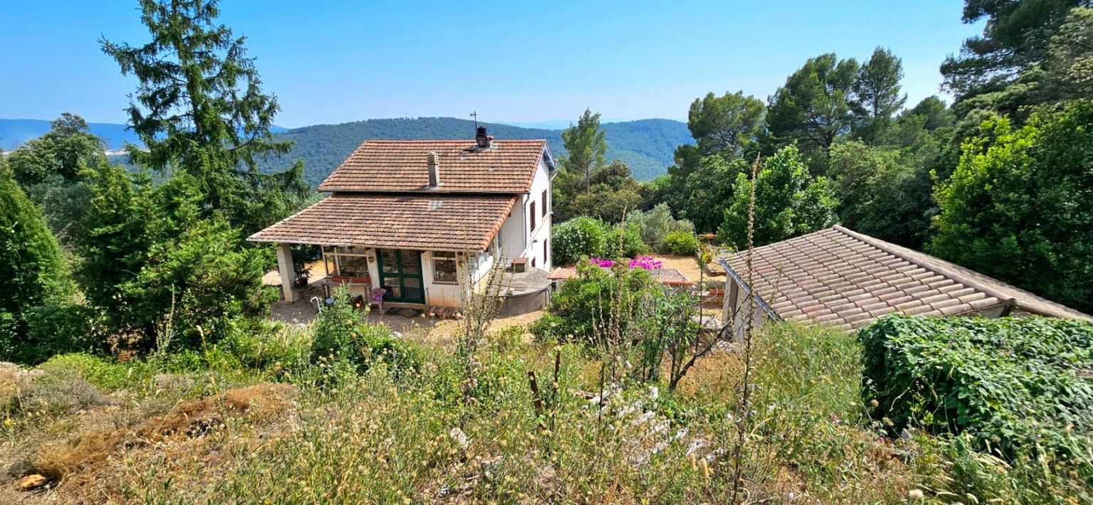 Maison à rénover dans un écrin de verdure