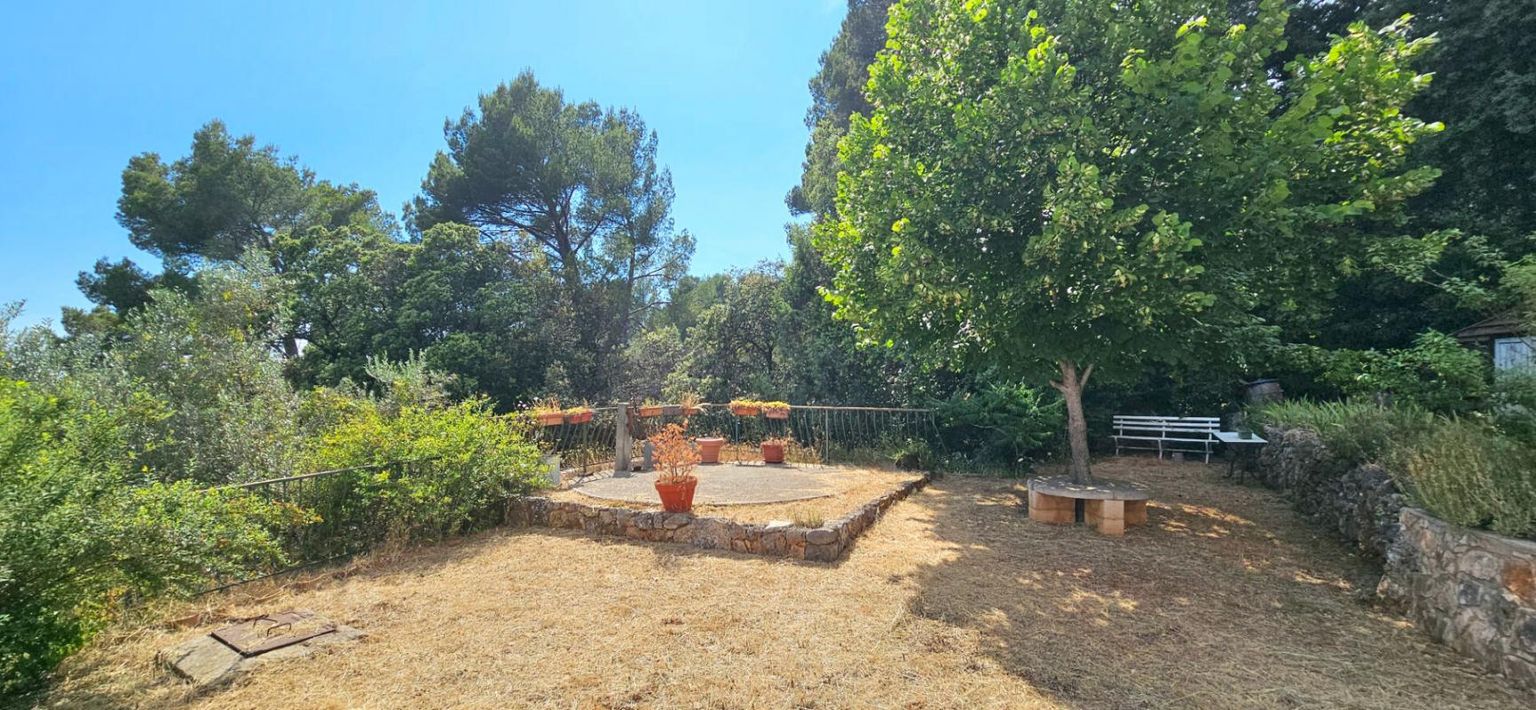 CLAVIERS Maison à rénover dans un écrin de verdure 2