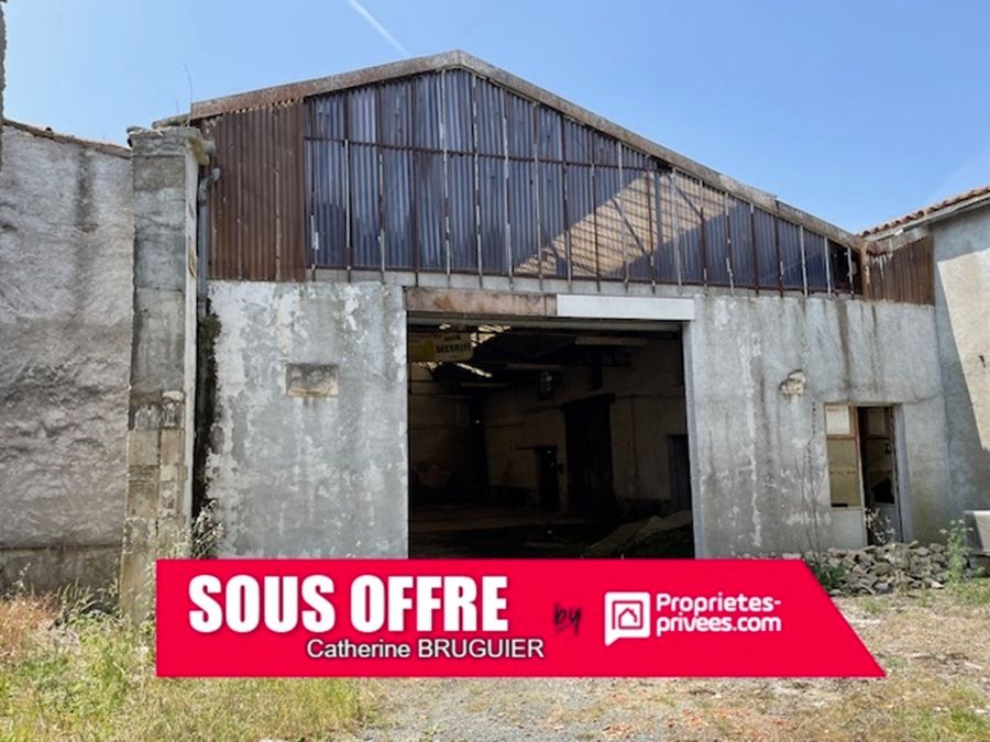 Hangar plein centre à rénover Saint Sauveur D Aunis 433 m2