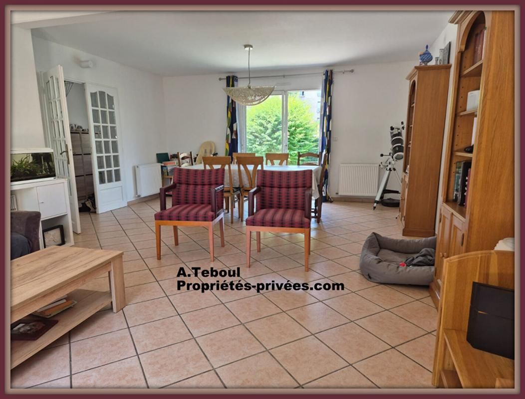 VILLEURBANNE MAISON T6 AVEC JARDIN DE 150M² , 5 CHAMBRES sur : VILLEURBANNE GRATTE CIEL NORD 3