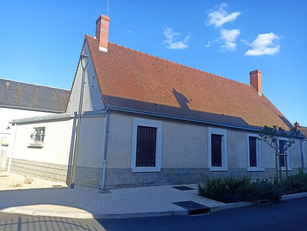 SAINT-GENOU Maison vie de plain pied, 4 chambres, garage, grange et jardin à SAINT GENOU 1