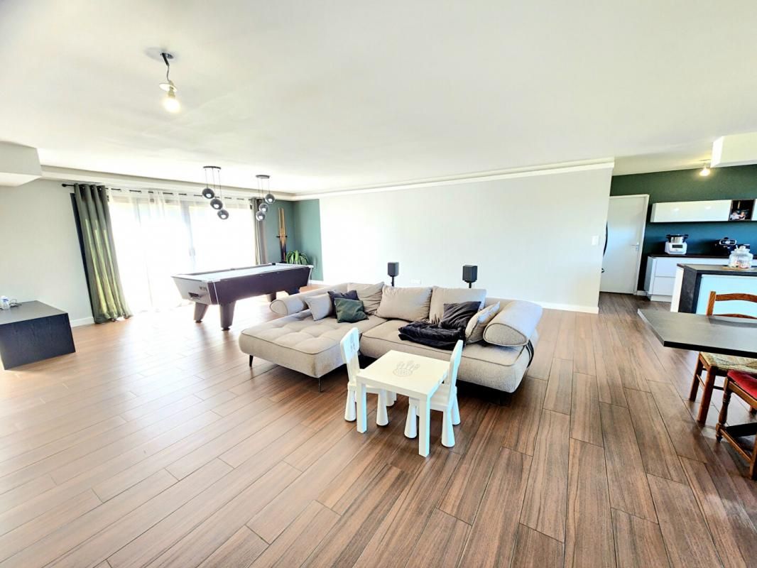 VERNON Vernon proche - Propriété récente de plain pied de 160 m2 - 4 chambres - bel espace de vie - sur un terrain plat de 1.073 m2 - Prix : 369.900 3