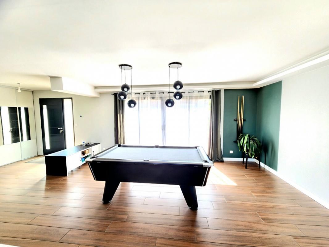 VERNON Vernon proche - Propriété récente de plain pied de 160 m2 - 4 chambres - bel espace de vie - sur un terrain plat de 1.073 m2 - Prix : 369.900 4