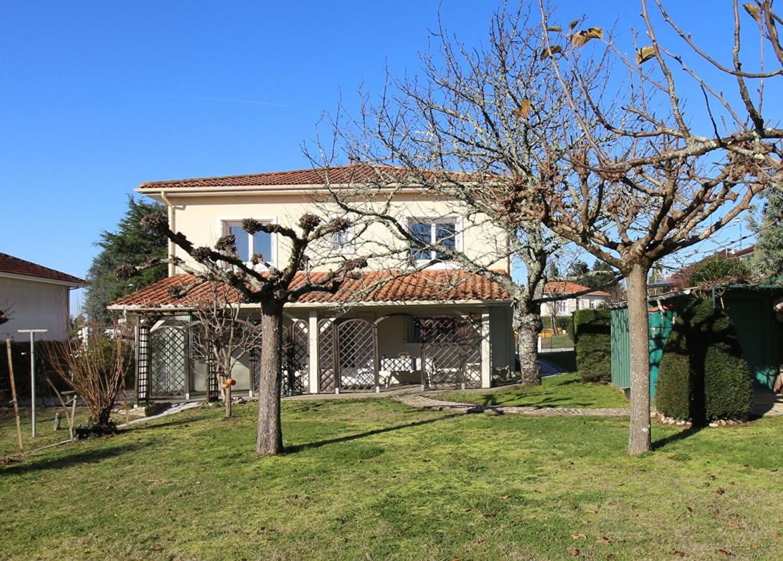 LA ROCHE-CHALAIS Maison à La Roche Chalais 6 pièce(s) d'environ 170 m2 habitables, avec garage et jardin 1