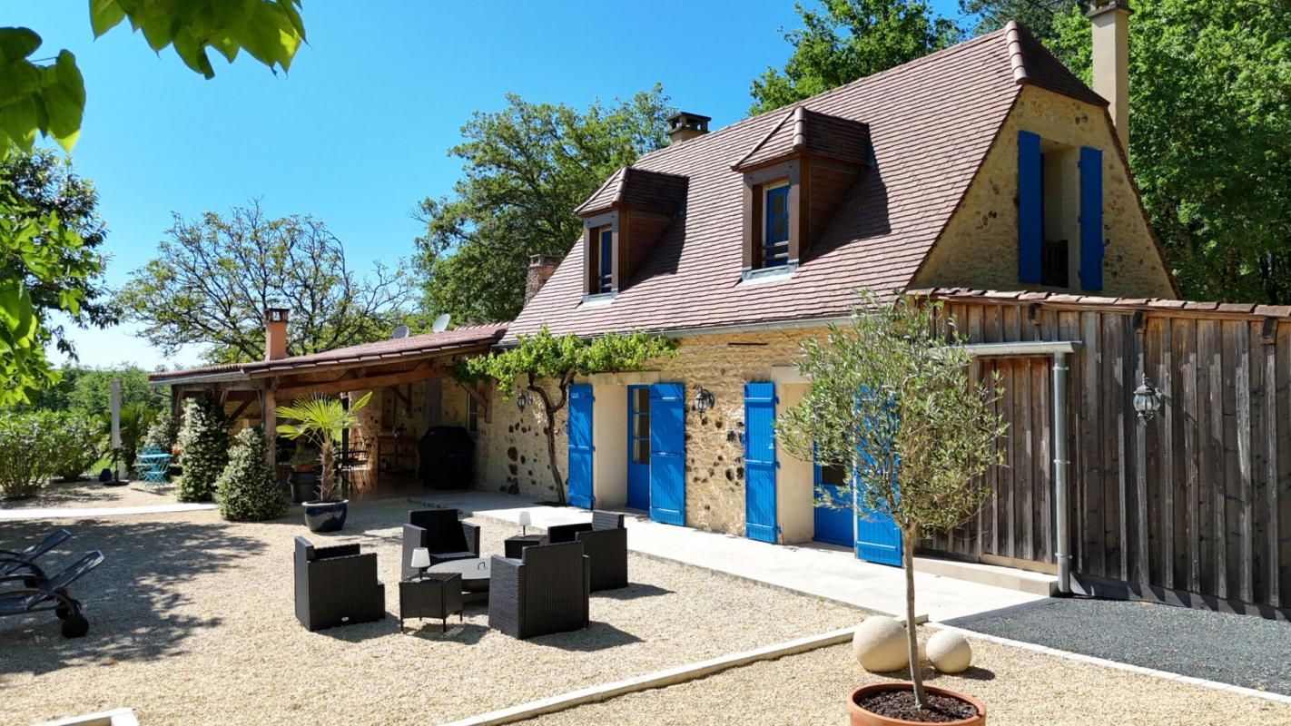 SAINTE-ALVERE Belle maison en pierre sur 19 ha de terrain 2