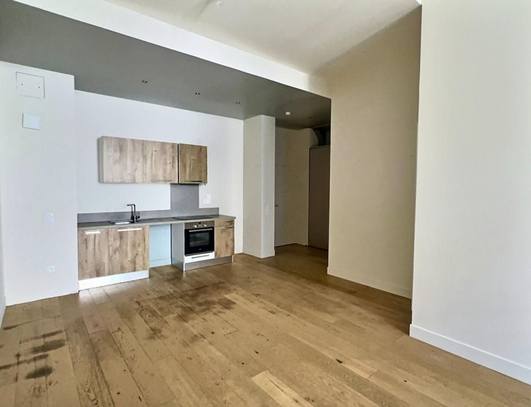 LA ROCHELLE Appartement La Rochelle 2 pièce(s) 52 m2 +place de stationnement privative en sous -sol 2