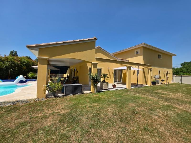 NEUVIC Maison 215 m2 avec piscine, 6 chambres 2