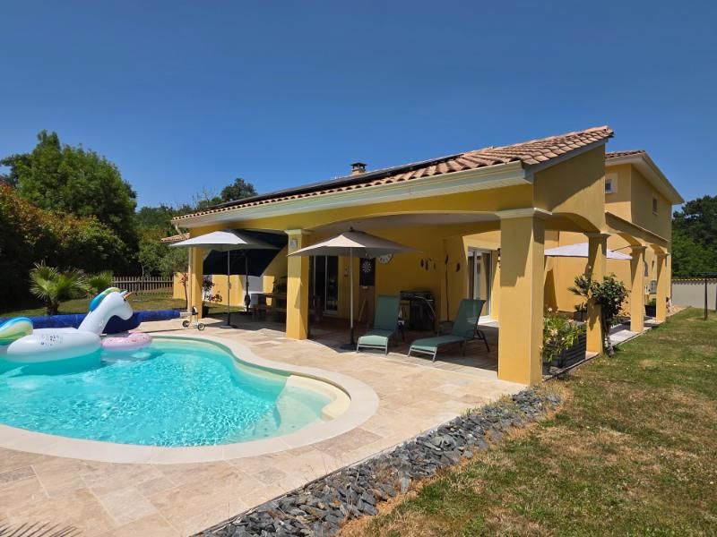 NEUVIC Maison 215 m2 avec piscine, 6 chambres 3
