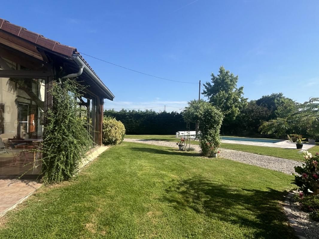 Ferme rénovée 156 m2 - 7 pièce(s) - terrain 2683 m2 avec piscine