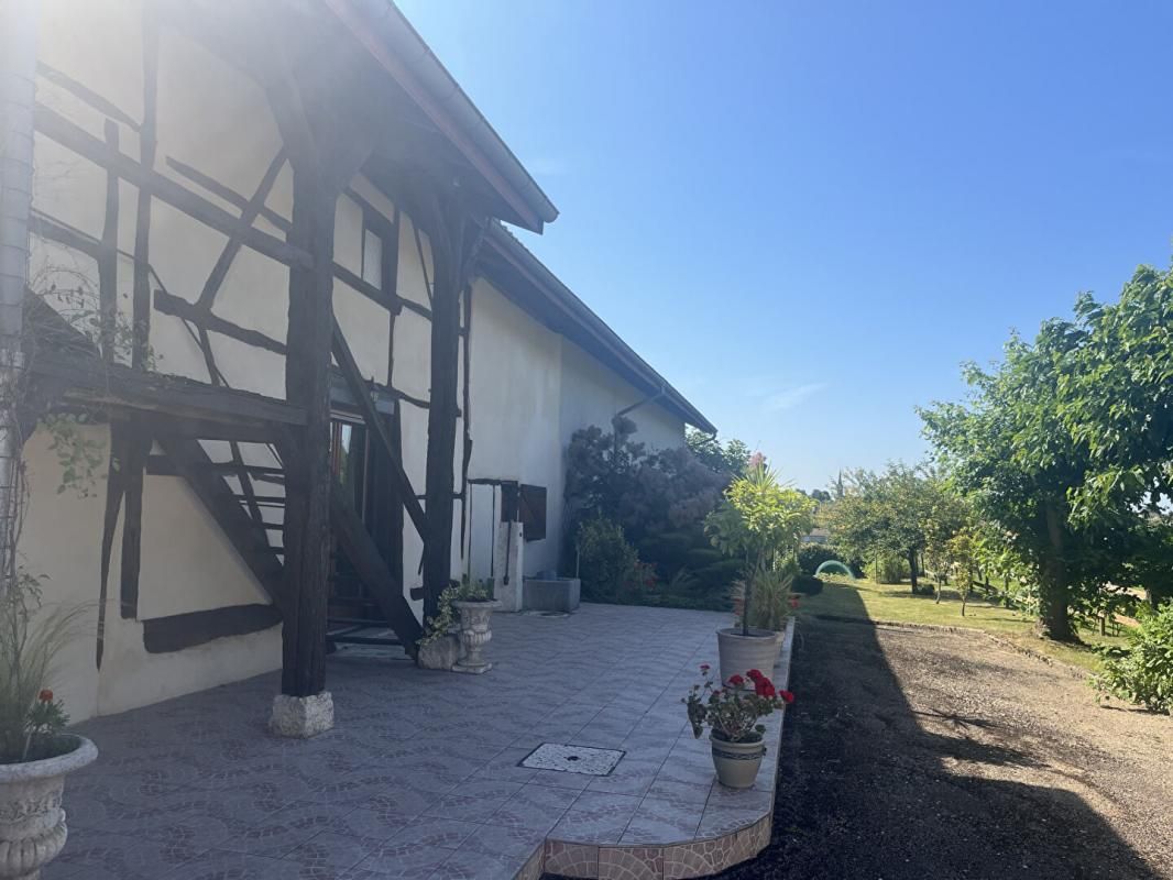 SAINT-DENIS-LES-BOURG Ferme rénovée 156 m2 - 7 pièce(s) - terrain 2683 m2 avec piscine 2