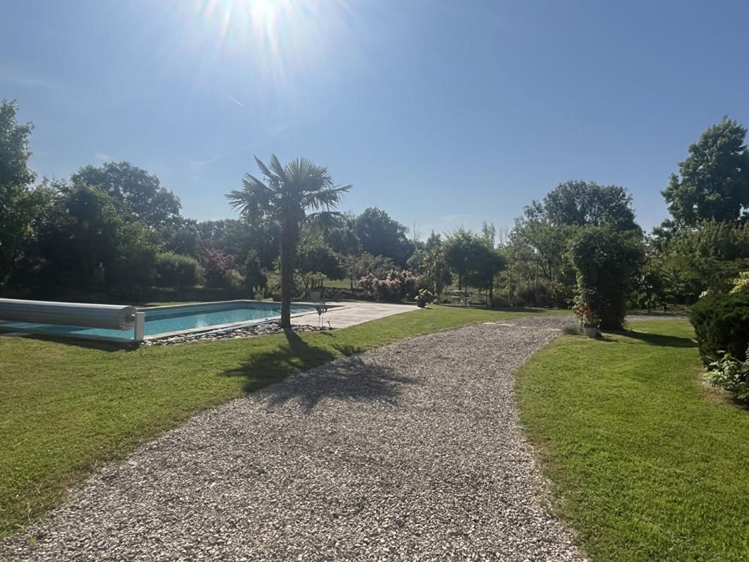 SAINT-DENIS-LES-BOURG Ferme rénovée 156 m2 - 7 pièce(s) - terrain 2683 m2 avec piscine 3