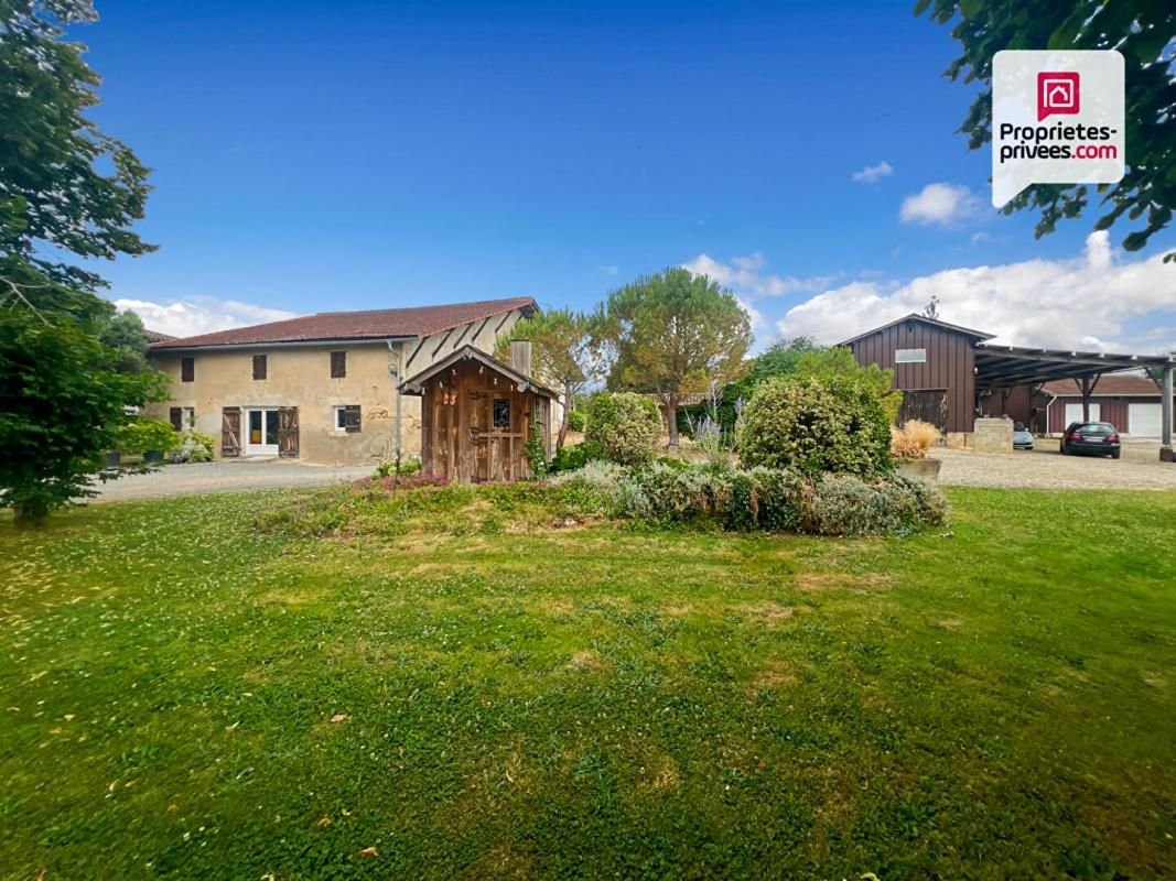 Ancienne ferme 142m² - dépendances 939m² - 22 hectares