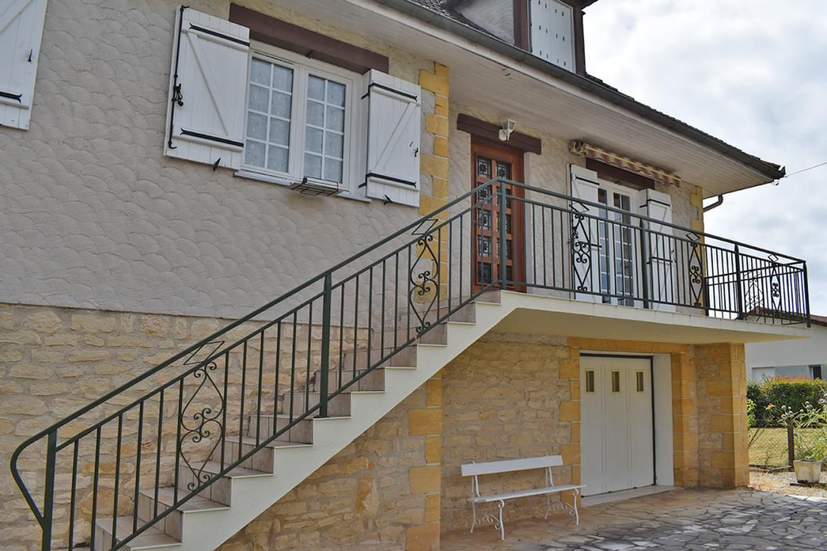 TERRASSON-LAVILLEDIEU Maison Terrasson La Villedieu 146 m2 7 pièces 4