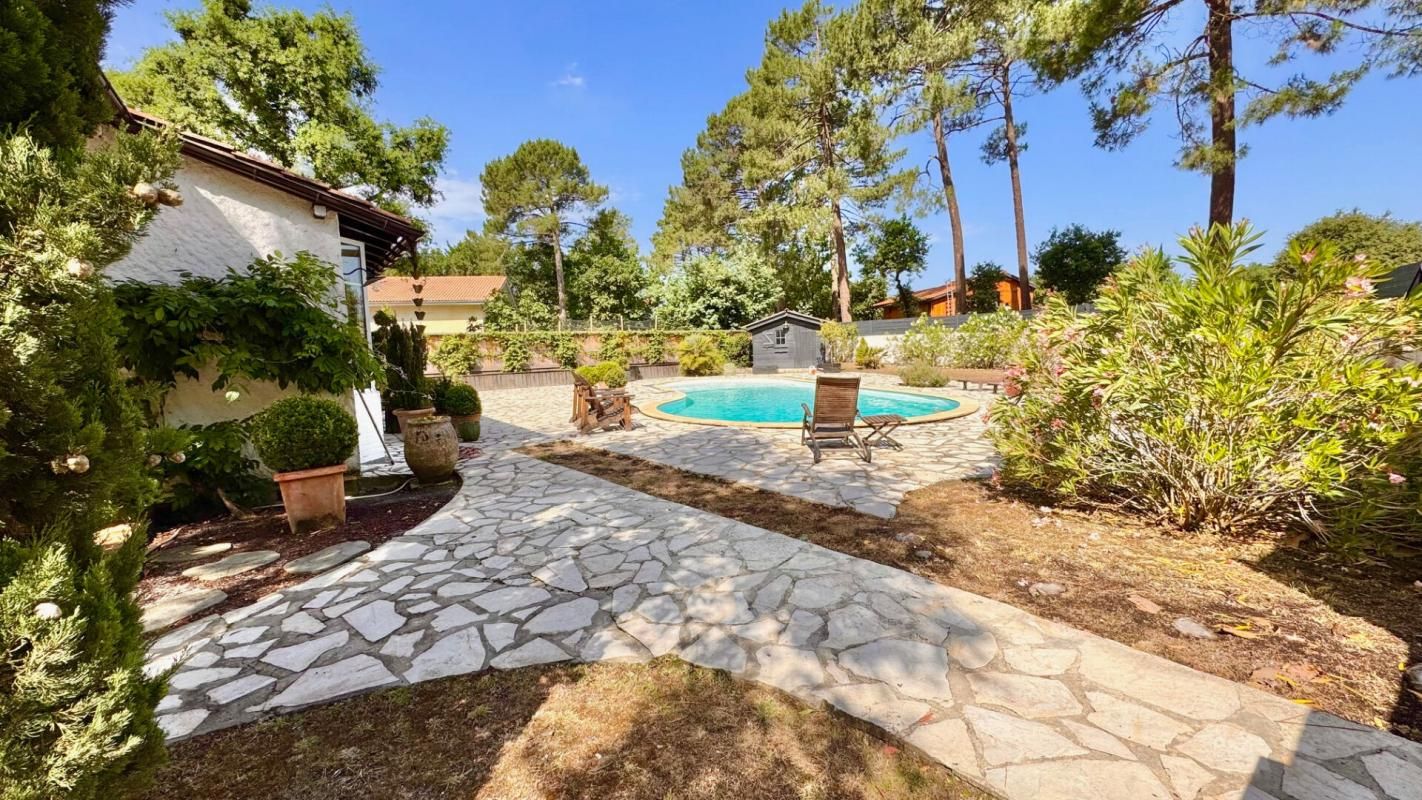 Maison avec piscine et grand garage