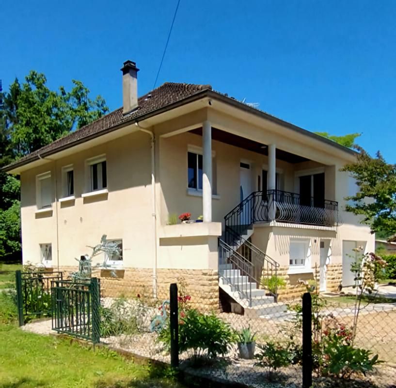 Maison de ville 7 pièces sur un terrain clos de 1167m²